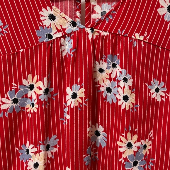 LIKE NEW! Women's Maxwell Red Floral 3/4 Top - XS - Picture 2 of 11